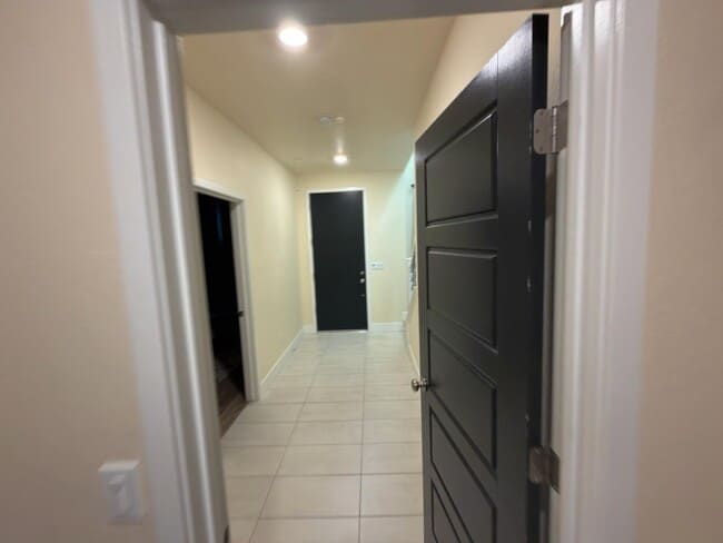 Building Photo - 2897 E Tamarind Dr