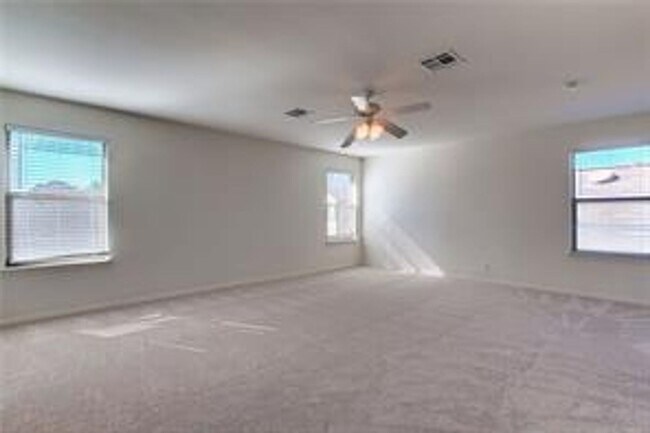 Building Photo - Spacious Home