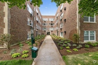 Building Photo - 7630 N Eastlake Terrace