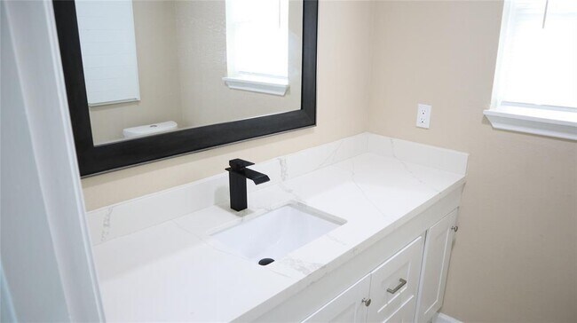 Foto del edificio - 5439 Lymbar Dr