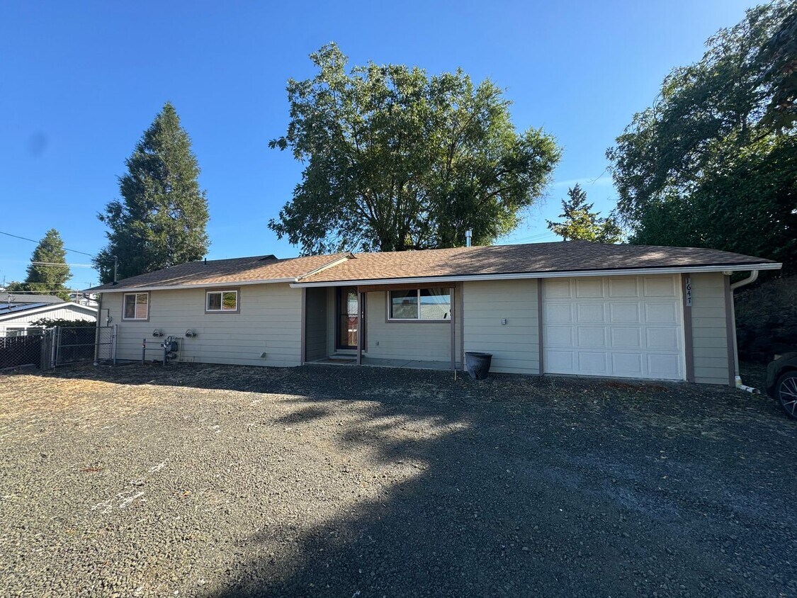 Primary Photo - Roseburg 2 bedroom, 1 bath house with garage