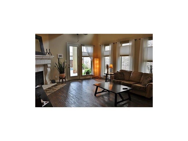 Building Photo - 735 Arbol