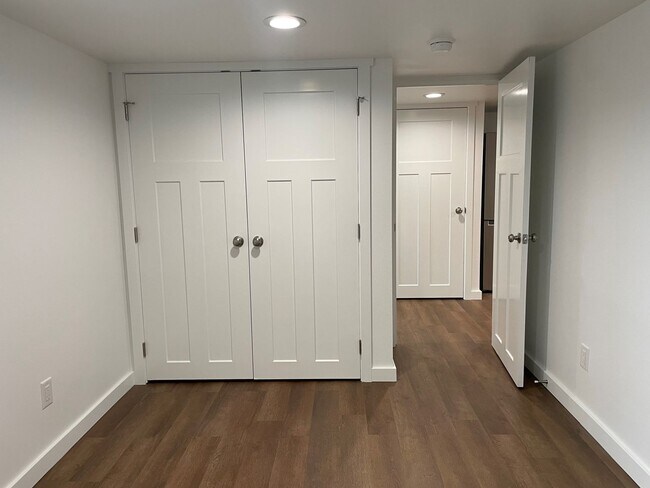 Building Photo - Now renting 1 bedroom Apartment Downstairs