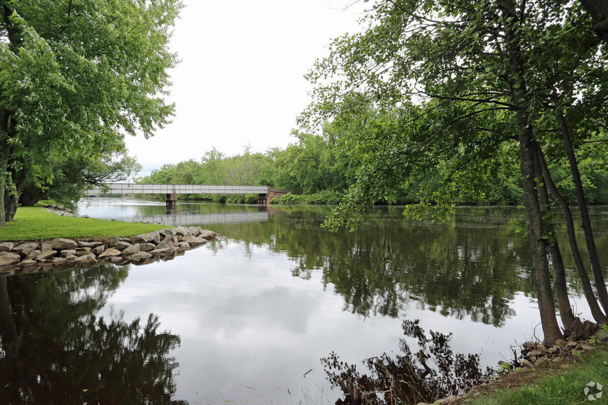 Riverfront - Island Place Apartments - On the River