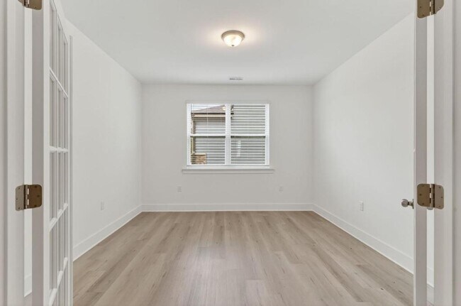 Building Photo - 163 Little Crk Dr