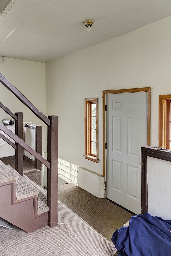 Building Photo - Main St 6-Plex