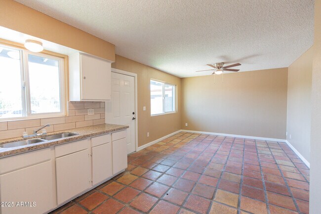 Foto del edificio - 1324 E Peoria Ave
