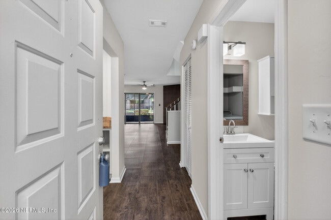 Building Photo - 7701 Baymeadows Cir W