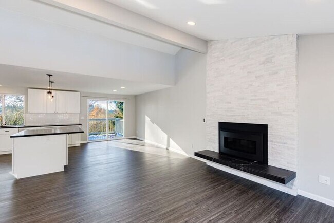 Foto del edificio - Remodeled 3 Bedroom Kirkland Home