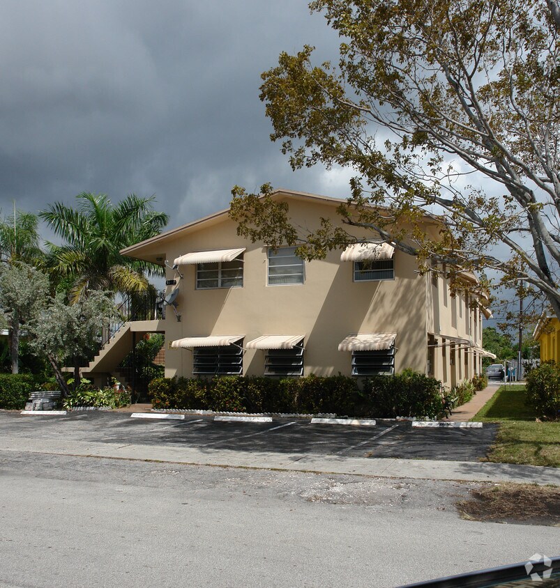 Primary Photo - 1649 Dewey St