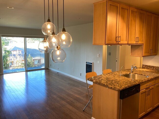 Building Photo - Charming Condo Near Lake Merritt w/ Parkin...
