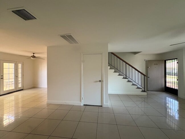Building Photo - Centrally Located Redlands Townhome