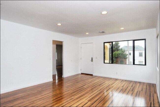 Foto del edificio - 122 N HARPER Ave
