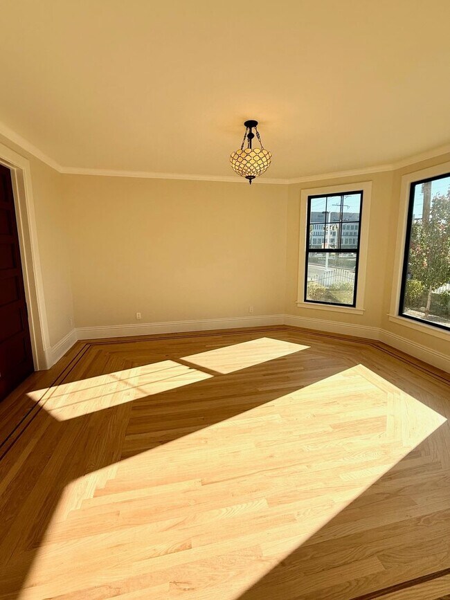 Building Photo - Beautifully Renovated 2 Bed, 1 Bath Near UNR – 900 Sq Ft