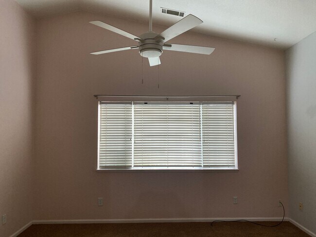 Foto del edificio - Available Now!