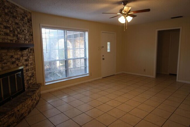 Building Photo - 3 Bedroom 2 Bath with 2 car garage! Tyler TX!