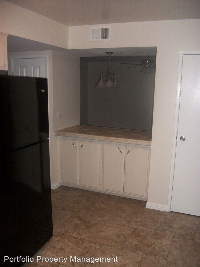 Building Photo - 2 br, 2.5 bath House - 1004 RIVER OAKS DR.