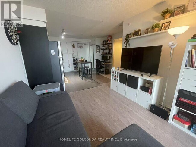 Photo du bâtiment - 830-2830 Lawrence Ave W