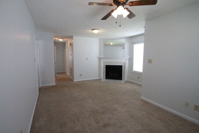 Foto del edificio - 1077 Farm Pond Ln