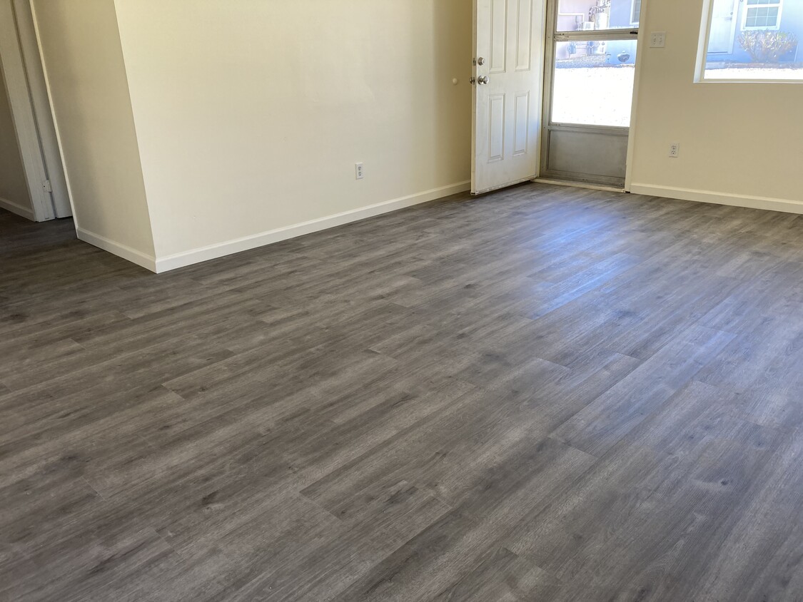 COTTAGE #1 - LIVING ROOM LOOKING TOWARDS FRONT DOOR ENTRANCE - 549 W Wickenburg Way