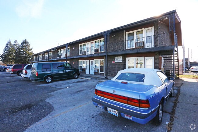 Building Photo - 2027 N Mannheim Rd