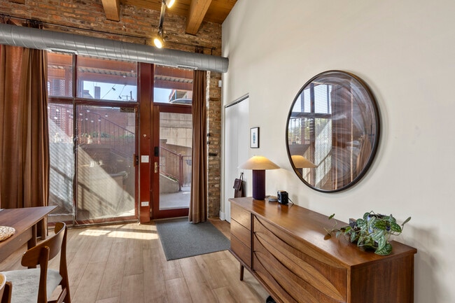 Foto del edificio - 1061 W 16th St