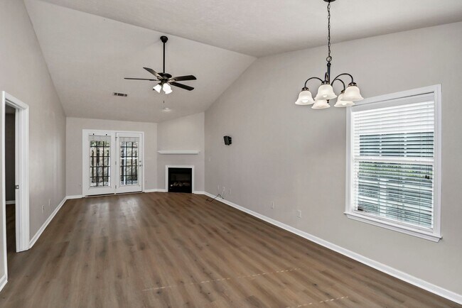 Building Photo - Charming End-Unit Patio Home Minutes from the Heart of Lexington