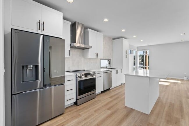 Building Photo - Newly Built Air-Conditioned Luxury Townhome in Highly Desired Admiral