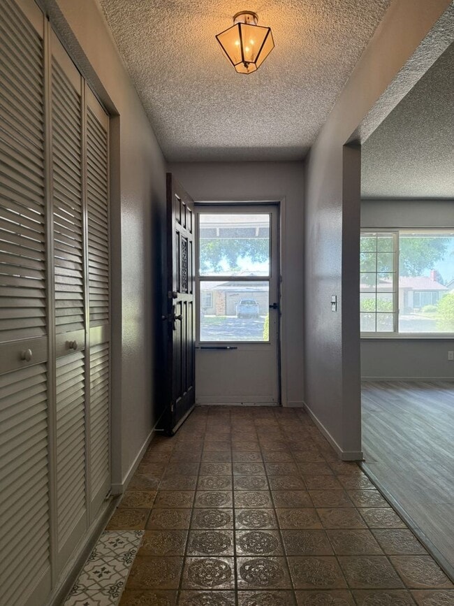 Building Photo - 3 bedroom/2 bathroom home AVAILABLE NOW!!!!