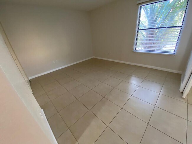Building Photo - 303 Lakeview Dr E