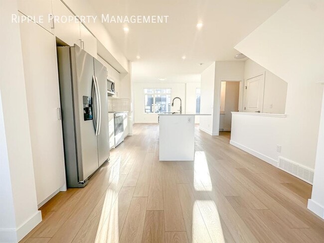 Building Photo - AMAZING 3 BEDS+ DEN/ 2.5 BATHS TOWNHOUSE