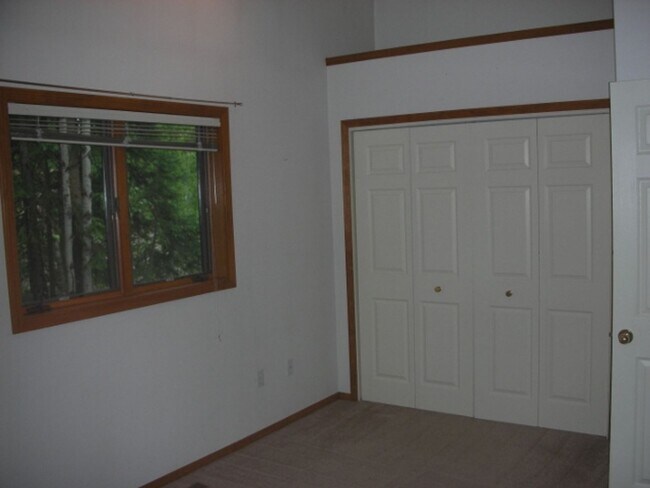 Building Photo - Charming 2 Bedrom House