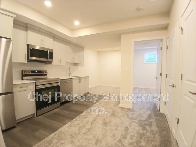 Building Photo - 807 Rowan Cl SW