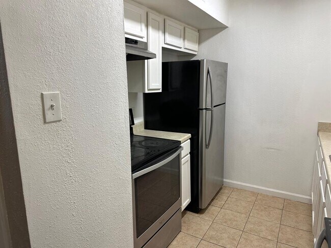 Building Photo - 5625 Antoine Dr