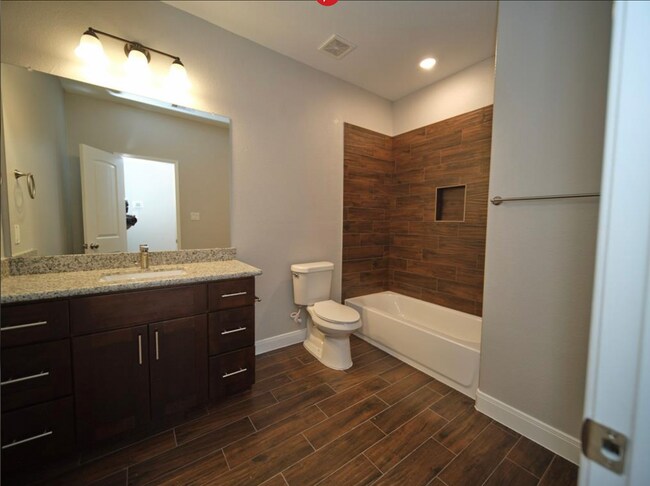Baño de invitados - 4822 Falls St