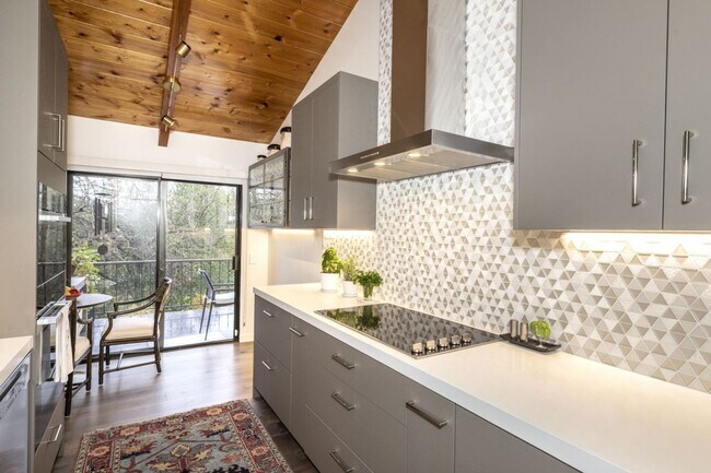 Building Photo - Tastefully Furnished 3 Bed, 2 Bath Home w/ Views of Greenbelt