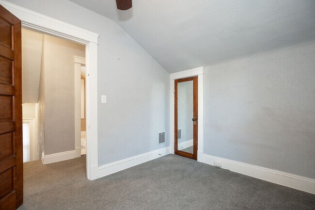 Foto del edificio - 1487 Roycroft Ave