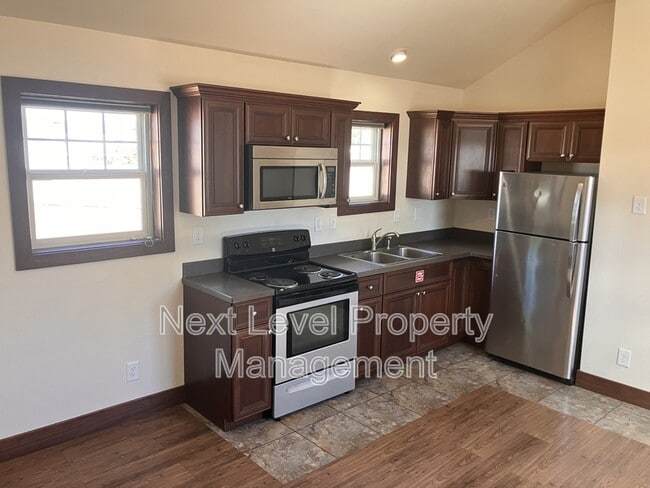 Building Photo - 111 E Cottonwood Dr