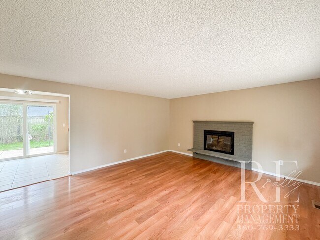 Building Photo - 681 NE Cottonwood Dr