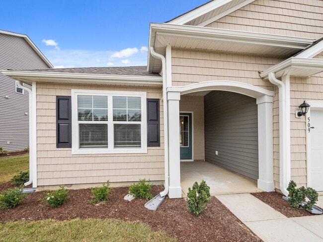 Building Photo - 3 Bedroom Home in WATERSIDE!