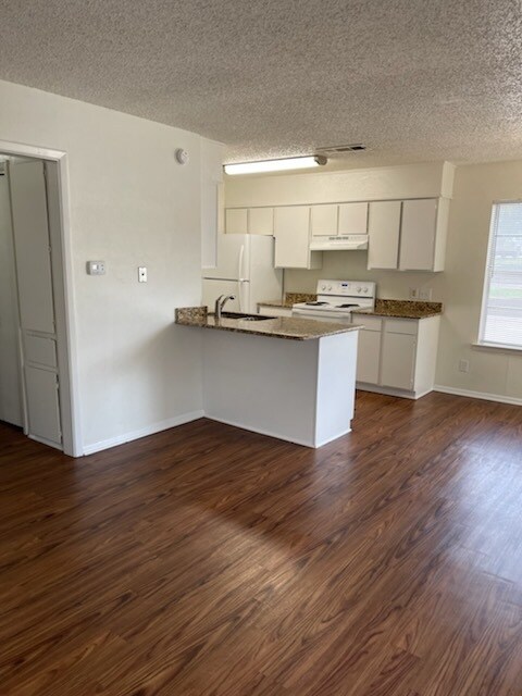 Building Photo - 3208 Matthews Dr