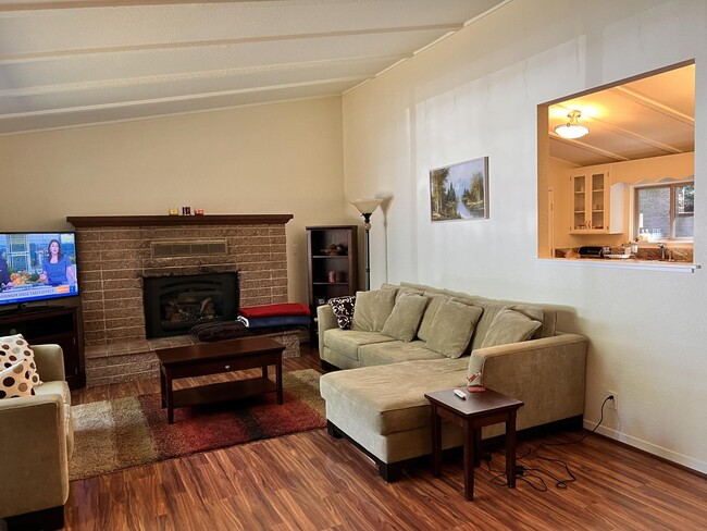 Foto del edificio - 18563 Woodwardia Rd