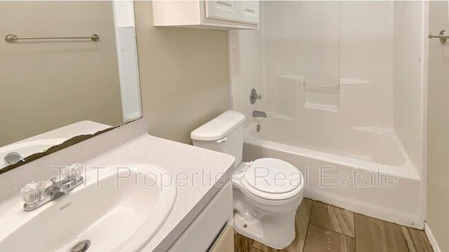 Building Photo - 9939 Risky's Ranch Dr