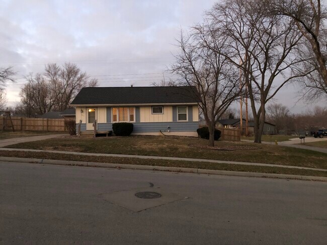 Building Photo - 4645 Wakonda Dr