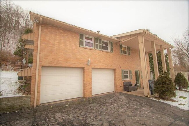 Building Photo - 1364 Sharon Rd