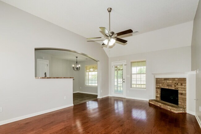 Foto del edificio - 2401 N Forest Hill Irene Rd