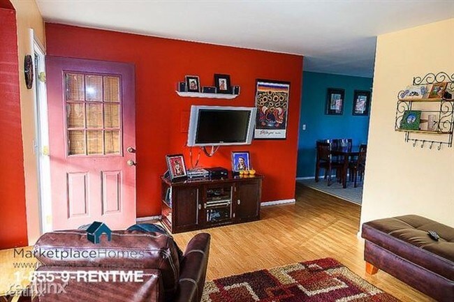 Building Photo - 2462 Golden Shore Dr