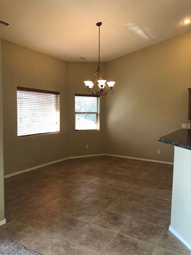 Foto del edificio - Four Bedroom Home w/3 Car Garage in Prescott