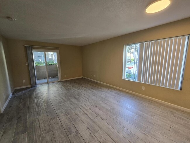 Building Photo - 7425 Charmant Dr