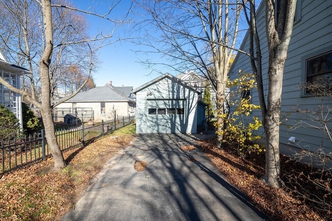 Building Photo - 47 Florence St